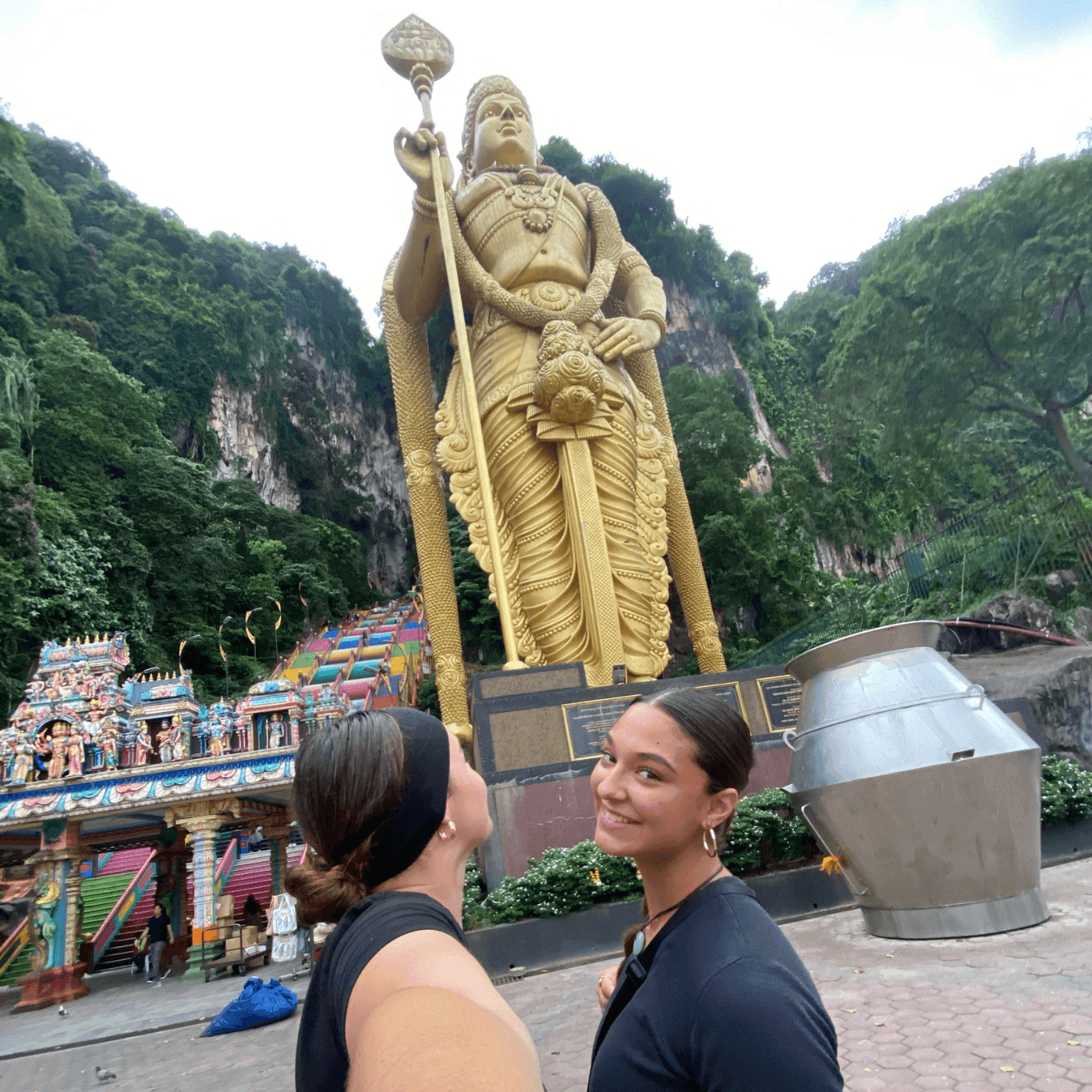 Voyageuses devant la statue de Murugan aux Batu Caves, en Malaisie