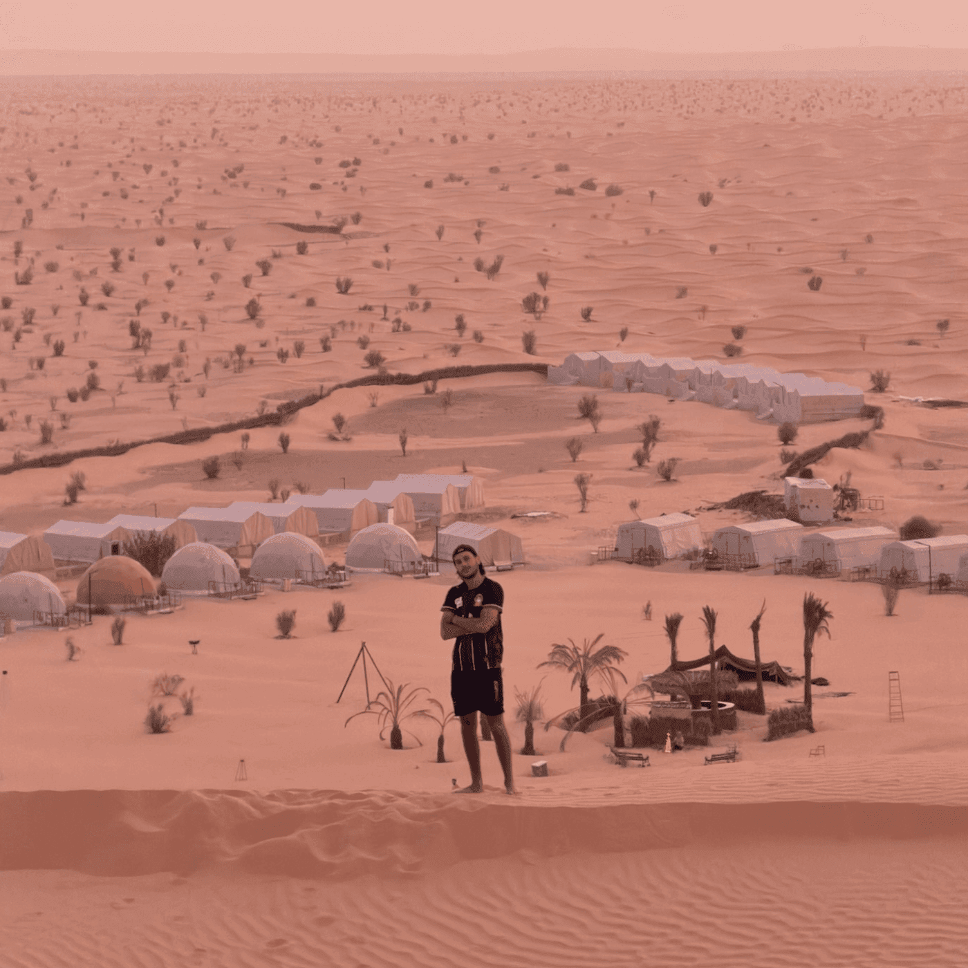 Voyageur près d’un campement dans les dunes