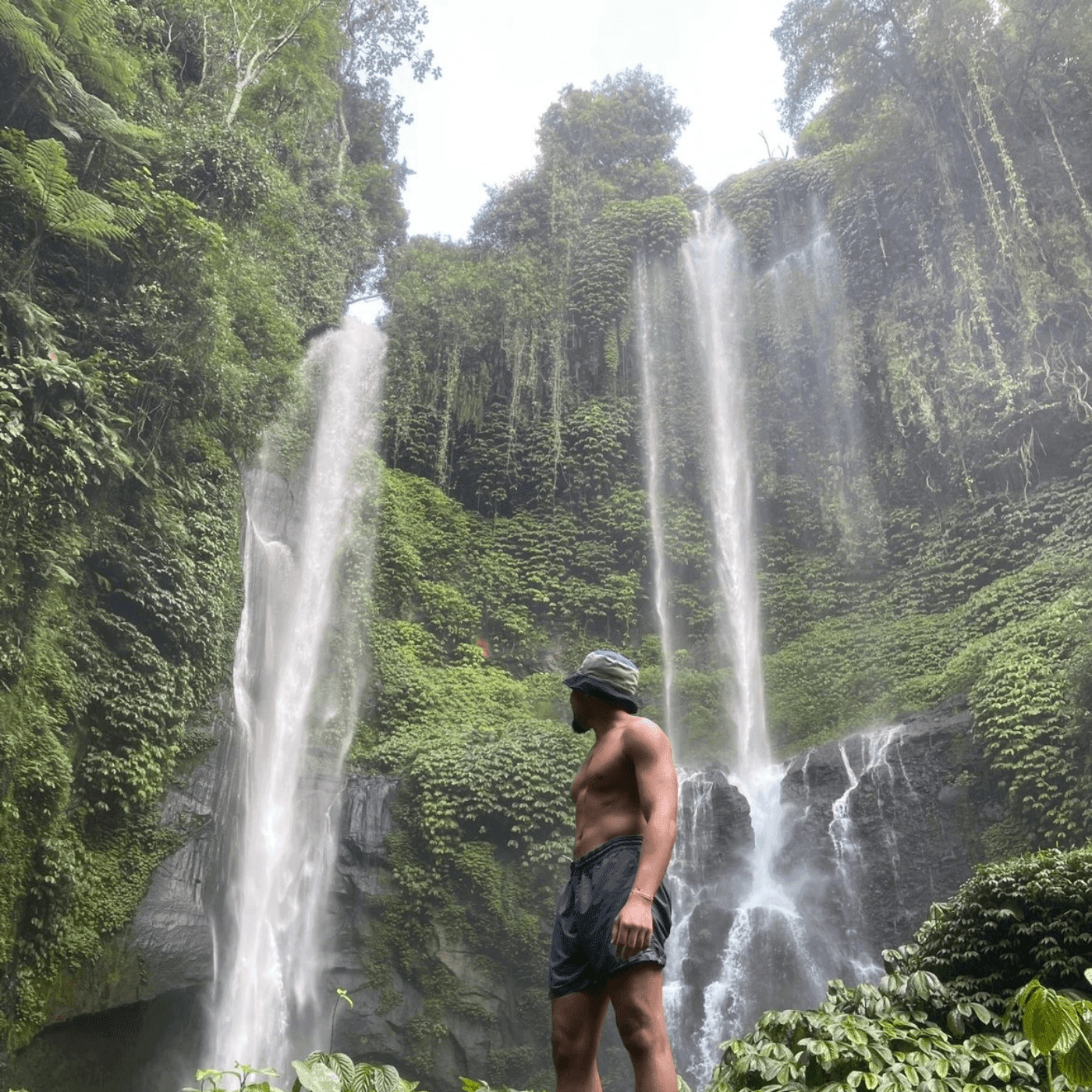 Voyageur devant des cascades à Bali